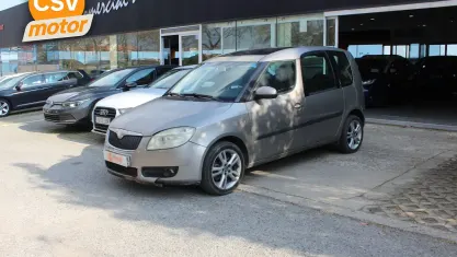 Usado Skoda Roomster 105 CV (77 kW) 2008 Gris / plata Monovolumen