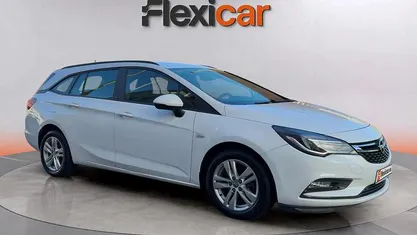 Usado Opel Astra Selective 110 CV (80 kW) 2019 Blanco Familiar