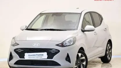 Usado Hyundai i10 64 CV (47 kW) 2025 Gris Utilitario