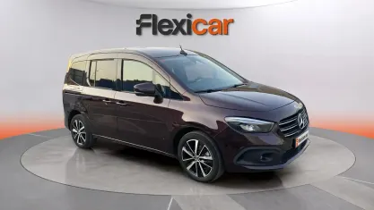 Usado Mercedes T180 116 CV (85 kW) 2022 Granate Monovolumen