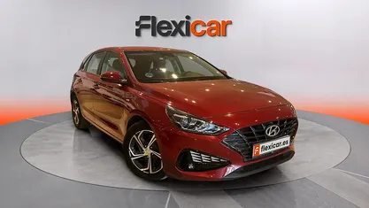 Usado Hyundai i30 120 CV (88 kW) 2021 Granate Berlina