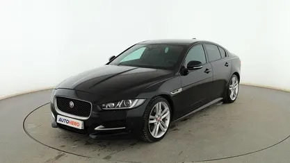 Usado Jaguar XE R-Sport 180 CV (132 kW) 2016 Negro Berlina