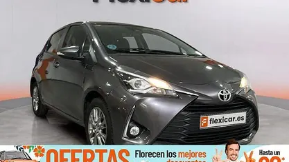 Usado Toyota Yaris Active 111 CV (81 kW) 2017 Gris / plata Berlina