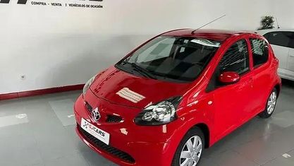 Usado Toyota Aygo 68 CV (50 kW) 2006 Rojo Utilitario