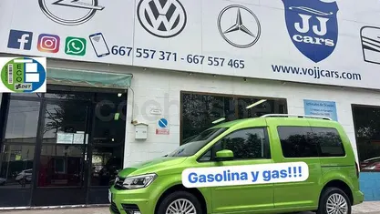 Usado VW Caddy Trendline 110 CV (80 kW) 2018 Verde Monovolumen