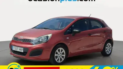 Usado Kia Rio 86 CV (63 kW) 2011 Rojo Utilitario