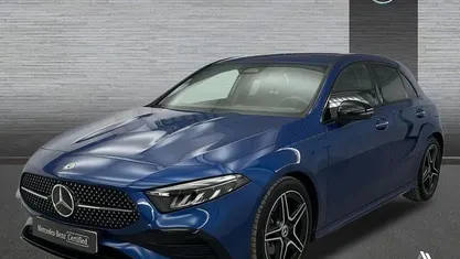 Usado Mercedes A180 AMG line 136 CV (100 kW) 2025 Azul espectra Berlina