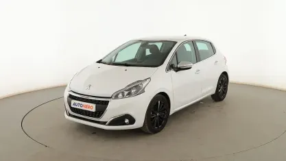 Usado Peugeot 208 Allure 100 CV (73 kW) 2018 Blanco Utilitario