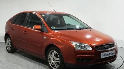 Usado Ford Focus Trend 116 CV (85 kW) 2006 Granate Berlina