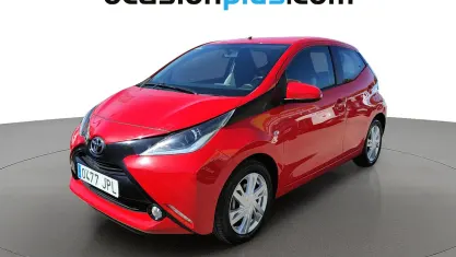Usado Toyota Aygo X-play 69 CV (50 kW) 2016 Rojo Utilitario