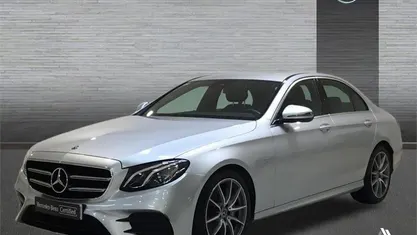 Usado Mercedes E220 AMG line 194 CV (142 kW) 2020 Plata iridio Berlina