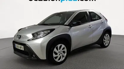 Usado Toyota Aygo X Play 72 CV (52 kW) 2024 Gris SUV