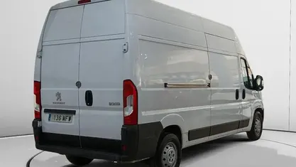 Begagnad Peugeot Boxer 141 HK (103 kW) 2023 Vit Van