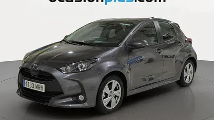 Gris Usado 2024 Toyota Yaris Hybrid Active Utilitario | 15.319 € (Buen precio)