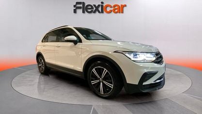 Käytetty VW Tiguan Life 122 HP (89 kW) 2021 Valkoinen Katumaasturi