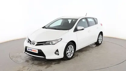 Usado Toyota Auris Active 90 CV (66 kW) 2015 Blanco Berlina