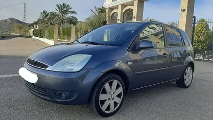 Usado Ford Fiesta Trend 90 CV (66 kW) 2005 Gris Utilitario