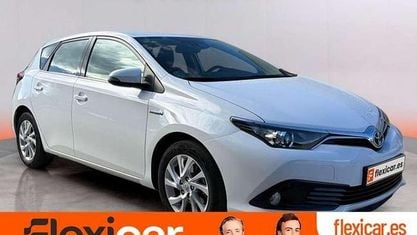 Używany Toyota Auris Hybrid Active 136 KM (100 kW) 2018 Biały Hatchback