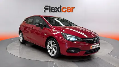 Usado Opel Astra Design & Tech 110 CV (80 kW) 2021 Granate Berlina