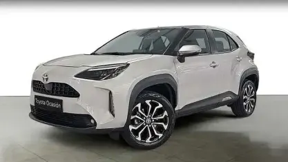 Usado Toyota Yaris Hybrid Active 116 CV (85 kW) 2022 Gris Pickup/Camioneta