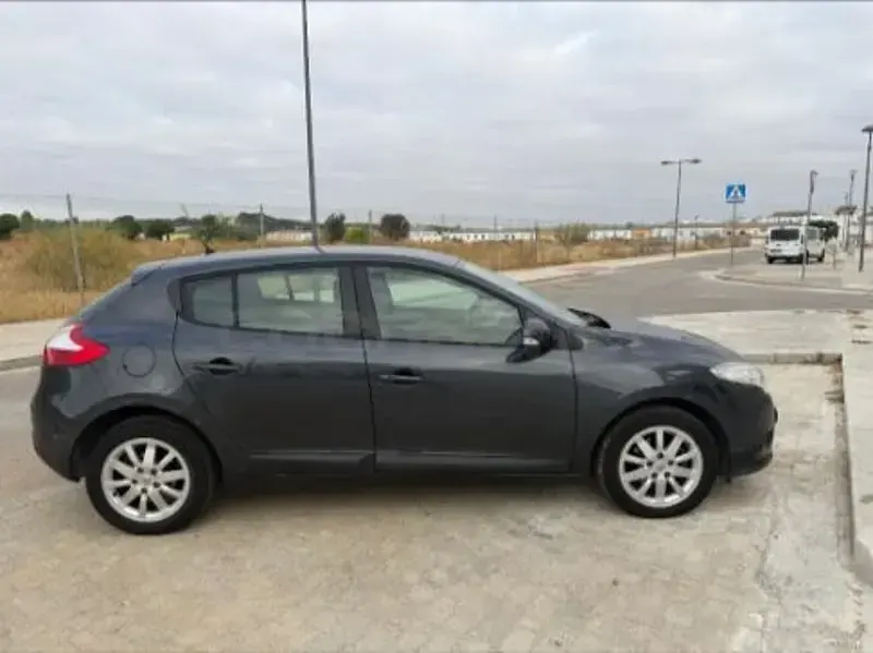 Usado Renault Mégane III Authentique 90 CV (66 kW) 2011 Gris / plata Berlina