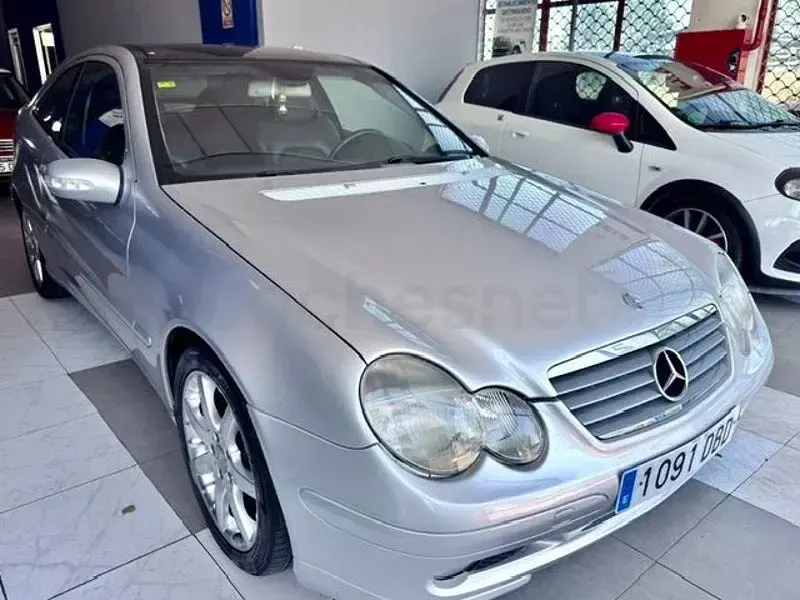 Usado Mercedes C200 163 CV (119 kW) 2002 Gris / plata Berlina