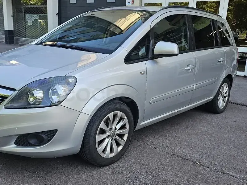 Usado Opel Zafira Family 110 CV (80 kW) 2014 Gris / plata Monovolumen