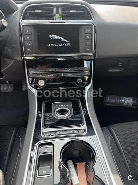 Usado Jaguar XE R-Sport 180 CV (132 kW) 2016 Blanco Berlina