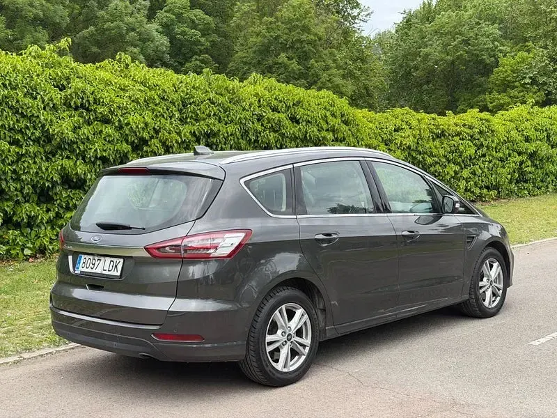 Usado Ford S-MAX Titanium 190 CV (139 kW) 2020 Gris / plata Monovolumen