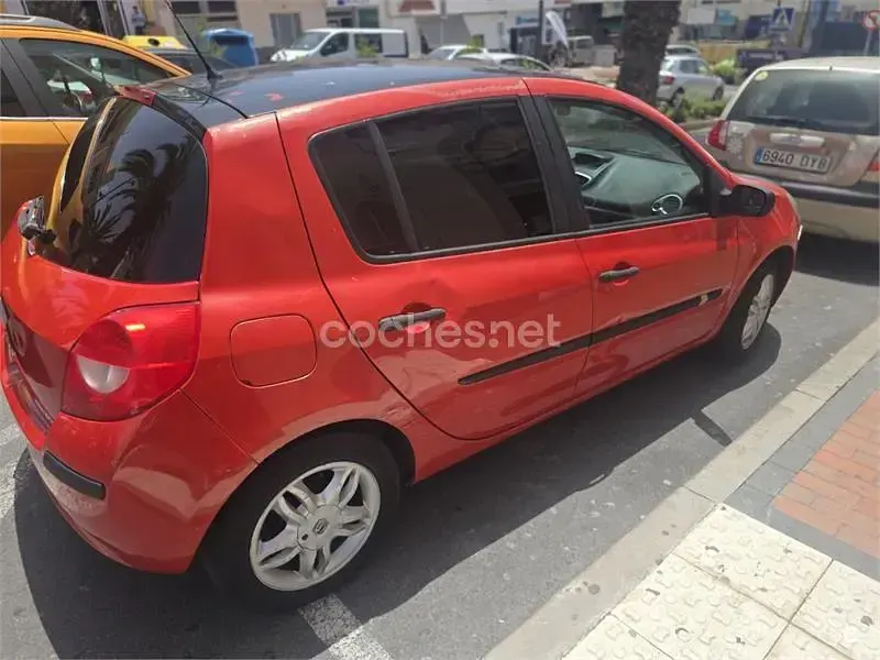 Usado Renault Clio II Dynamique 100 CV (73 kW) 2006 Rojo Berlina