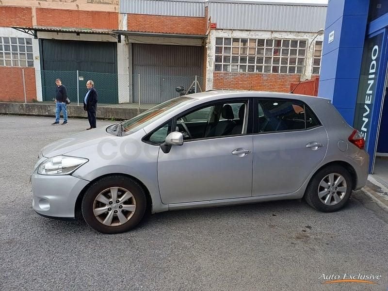 Usado Toyota Auris Active 90 CV (66 kW) 2015 Gris / plata Berlina