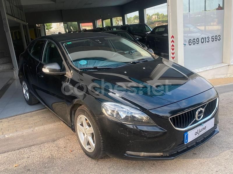 Usado Volvo V40 Kinetic 120 CV (88 kW) 2017 Negro Familiar