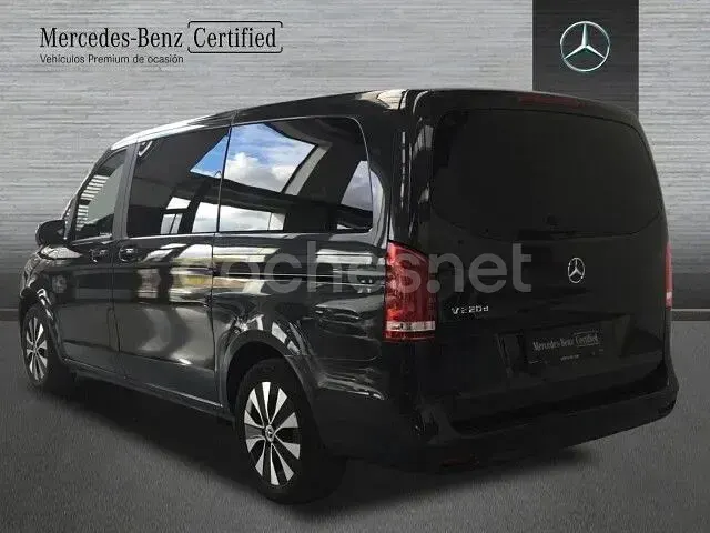 Usado Mercedes V220 Avantgarde 163 CV (119 kW) 2022 Gris / plata Monovolumen