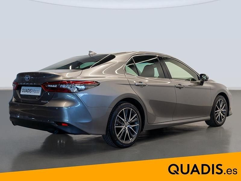 Usado Toyota Camry Luxury 218 CV (160 kW) 2022 Gris / plata Berlina