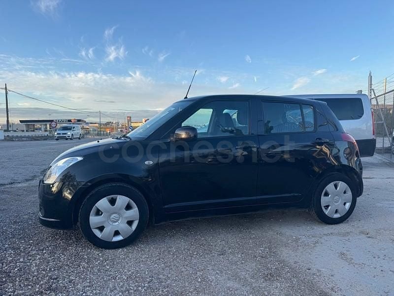 Usado Suzuki Swift GL 92 CV (67 kW) 2007 Negro Utilitario