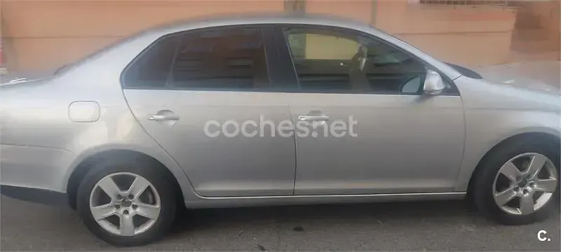 Usado VW Jetta Advance 105 CV (77 kW) 2006 Gris / plata Berlina