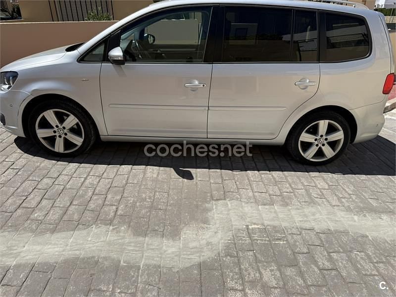 Usado VW Touran Advance 105 CV (77 kW) 2014 Gris / plata Monovolumen