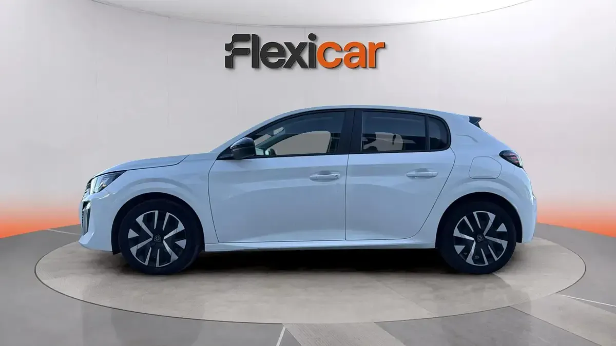 Usado Peugeot 208 Active 102 CV (75 kW) 2024 Blanco Utilitario