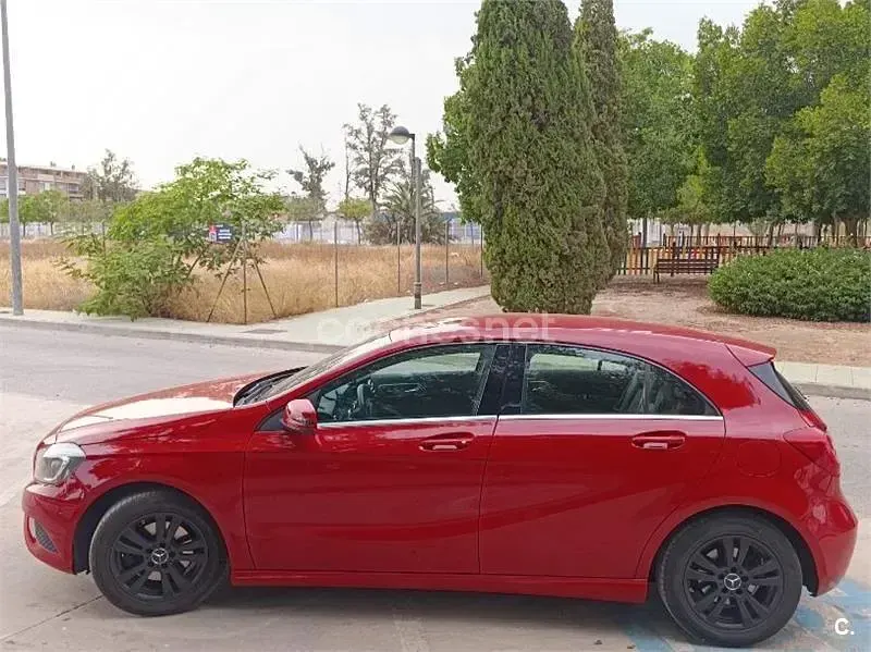 Usado Mercedes A180 Urban 122 CV (89 kW) 2015 Rojo Utilitario