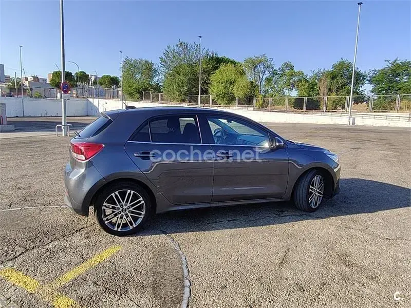 Usado Kia Rio 84 CV (61 kW) 2017 Gris / plata Berlina