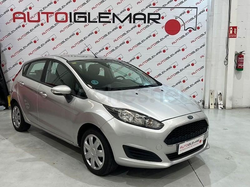 Usado Ford Fiesta Trend 75 CV (55 kW) 2016 Gris / plata Berlina