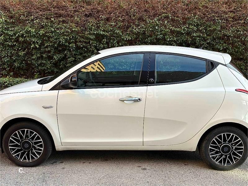 Usado Lancia Ypsilon Gold 69 CV (50 kW) 2015 Blanco Utilitario