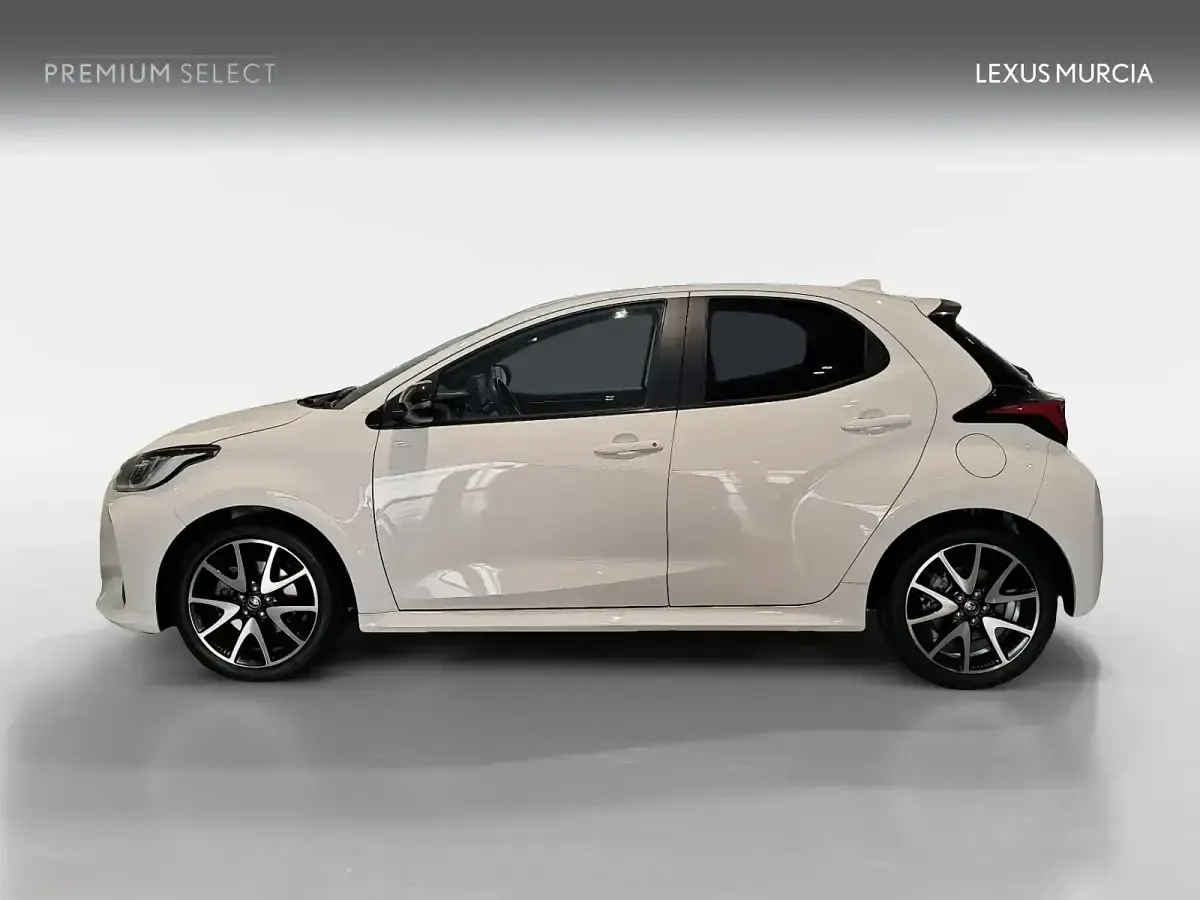 Usado Toyota Yaris Hybrid Style 68 CV (50 kW) 2022 Blanco SUV