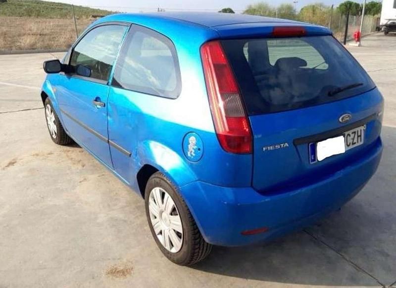 Usado Ford Fiesta Trend 68 CV (50 kW) 2004 Azul Utilitario