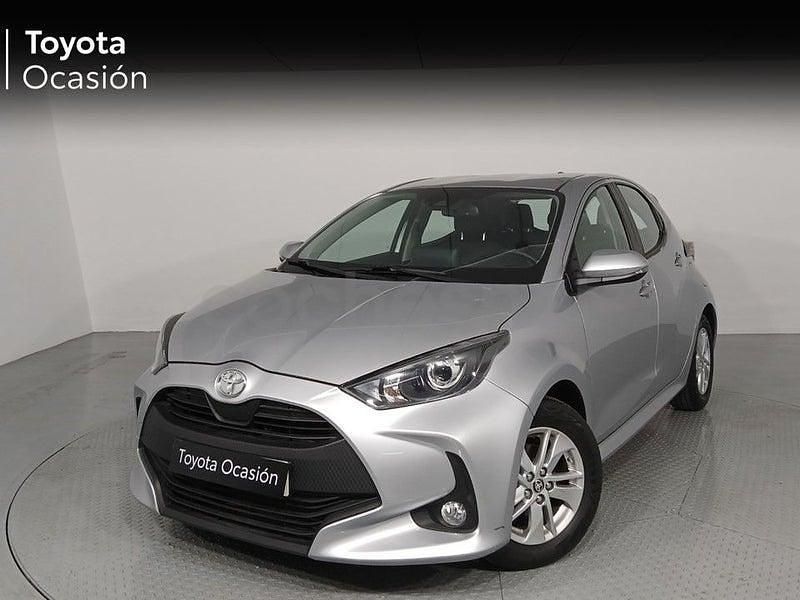 Usado Toyota Yaris Hybrid Active 116 CV (85 kW) 2024 Gris / plata Berlina