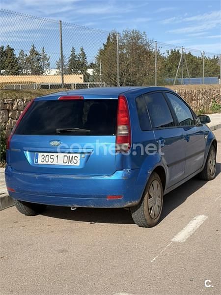 Usado Ford Fiesta Trend 80 CV (58 kW) 2005 Azul Utilitario