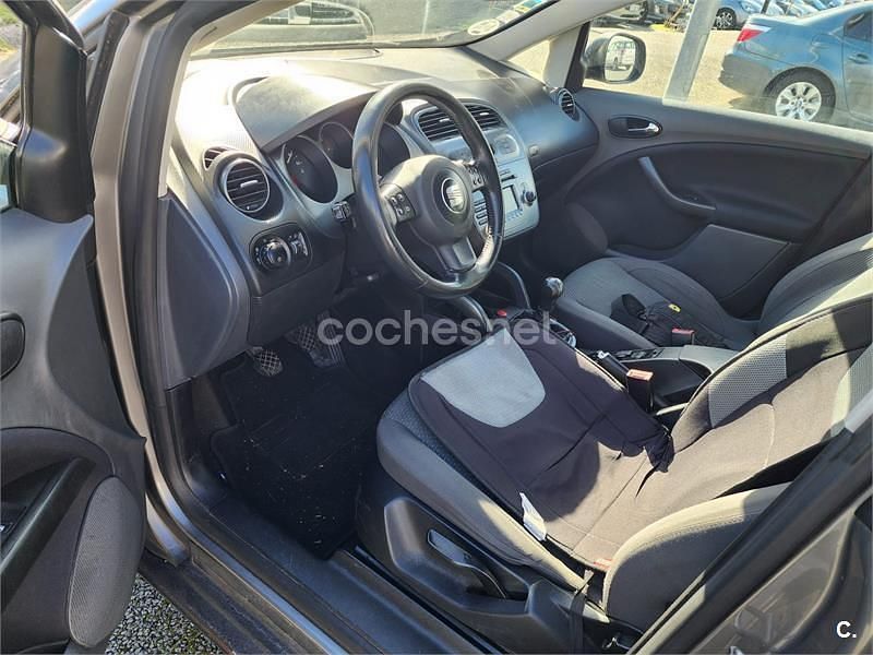 Usado Seat Altea Reference 105 CV (77 kW) 2008 Gris / plata Monovolumen