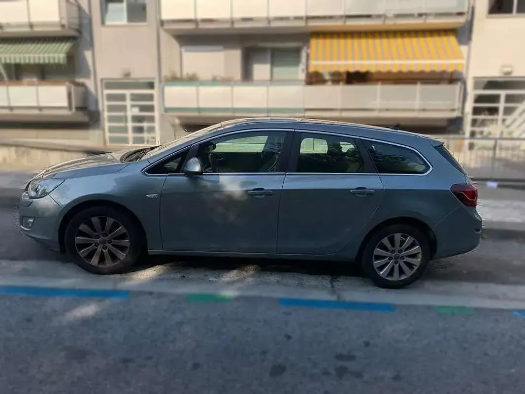 Usado Opel Astra Selective 125 CV (91 kW) 2011 Gris Familiar