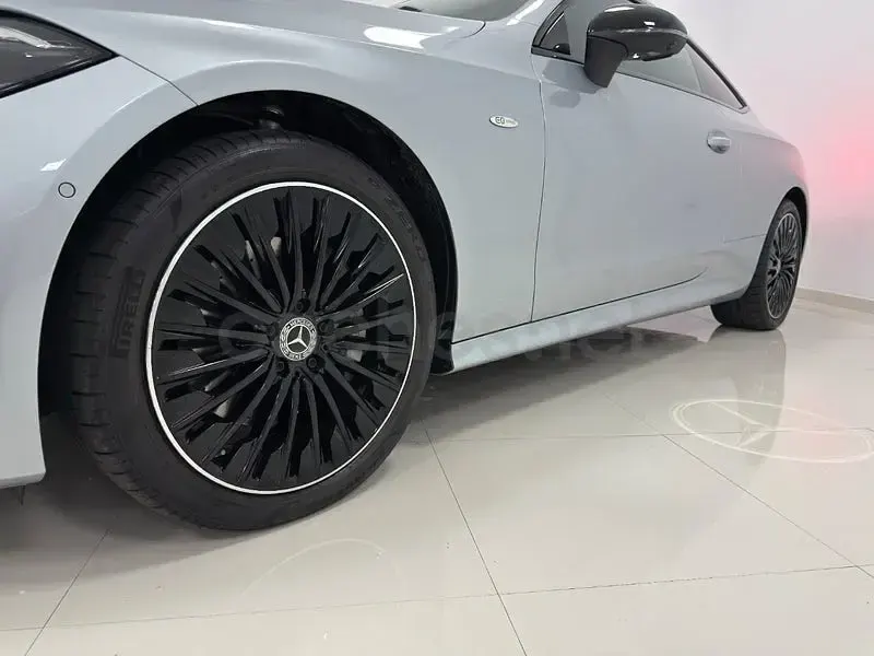 Usado Mercedes CLE300 313 CV (230 kW) 2025 Gris / plata Coupe