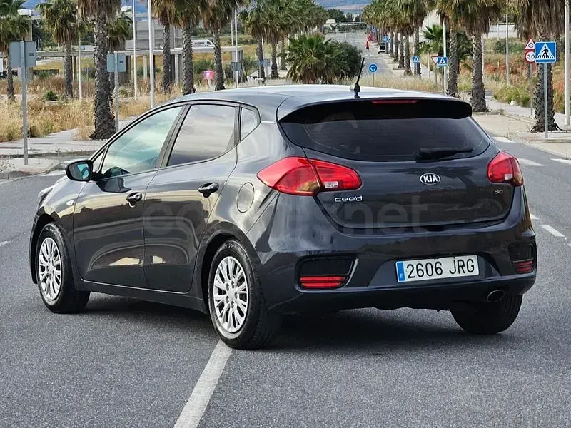 Usado Kia Ceed GT 90 CV (66 kW) 2017 Gris / plata Berlina